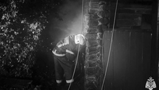 При обнаружении пожара незамедлительно звоните по номерам 101 или 112. Не пытайтесь ликвидировать возгорание самостоятельно, если это угрожает вашей безопасности. Фото: оперативные съемки/ Главное управление МЧС России по Новосибирской области