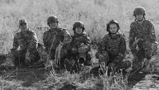 «Семейная зарница» — масштабная игра, в которой семья выступает как единая команда. Соревнования включают муниципальный, зональный, региональный этапы и финал. Маршрутная квест-игра: семья проходит контрольные точки, демонстрируя навыки в оказании первой помощи, туризме, управлении БПЛА, основах радиосвязи. Далее идут военно-тактические соревнования на местности. И, наконец, творческий конкурс, который посвящен семейным традициям, ценностям и историям, передаваемым из поколения в поколение. На фото слева направо: Андрей Хайруллин, Владимир Храмушкин, Ольга Храмушкина, Виктория Крапивникова и Никита Храмушкин.Фото: семейный архив Храмушкиных
