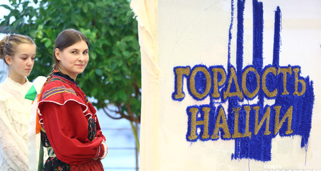 Ковер ткали всем миром — в творческом процессе перед церемонией вручения премий были задействованы сами участники события. Фото: Андрей Заржецкий