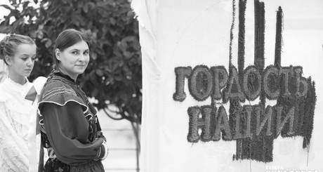 Ковер ткали всем миром — в творческом процессе перед церемонией вручения премий были задействованы сами участники события. Фото: Андрей Заржецкий