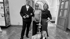 Анастасия (в центре) с Ольгой Корченко, руководителем благотворительного фонда «Сибач фонд», и продюсером киностудии «П.И.К. фильм», директором АНО «Центр творчества и искусства «Культурный мир», продюсером кинокомпании «Мерцана фильм» на киностудии «Амедиа» Владиславом Савиным. Фото: Дирекция креативных проектов Новосибирской области